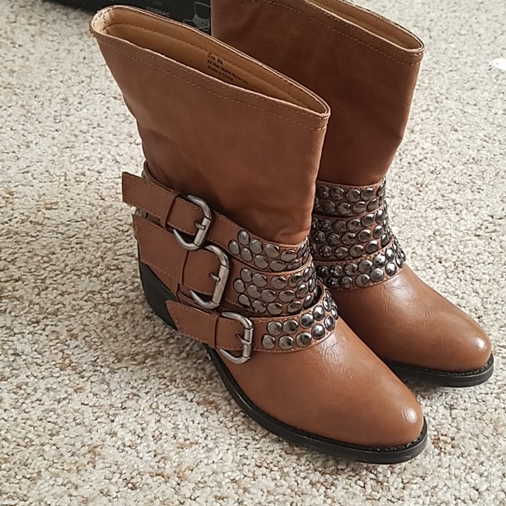 NIB Bke Rhea short boots size 6